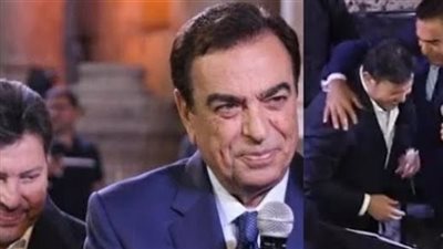 الإعلامي جورج قرداحي يضع الفنان هاني شاكر في موقف مـ.ــحرج على المسرح والجمهور يصلح الأمر