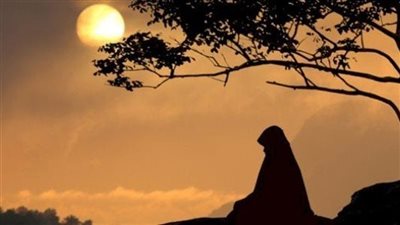 من هي المرأة التي سيبعثها الله كاسية يوم القيامة ؟ ولماذا نام النبي ﷺ فى قبـ،ـرها ؟